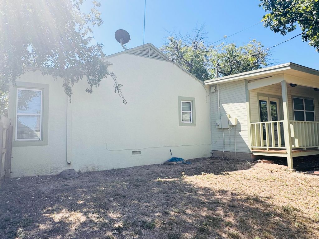 Image 15 of property listing at 2102 Live Oak Street, San Angelo, TX 76901