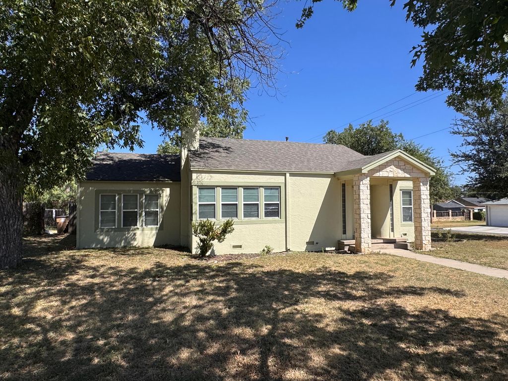 Image 2 of property listing at 2102 Live Oak Street, San Angelo, TX 76901
