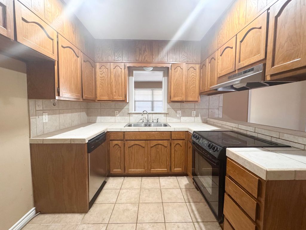 Image 4 of property listing at 2102 Live Oak Street, San Angelo, TX 76901