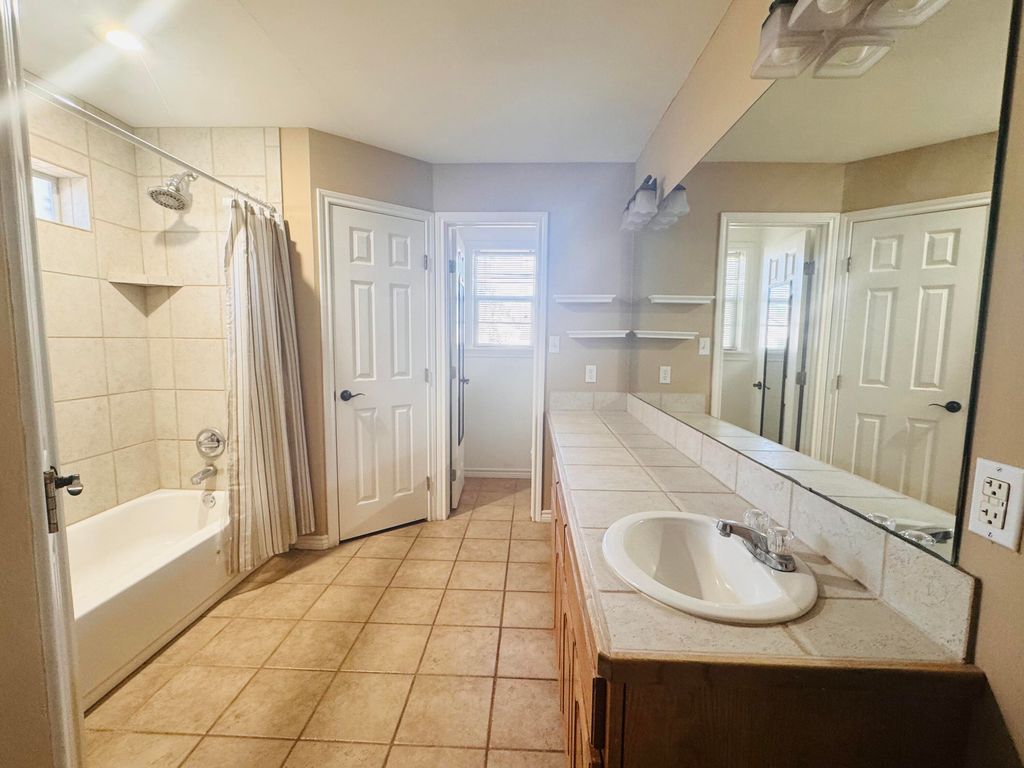 Image 5 of property listing at 2102 Live Oak Street, San Angelo, TX 76901