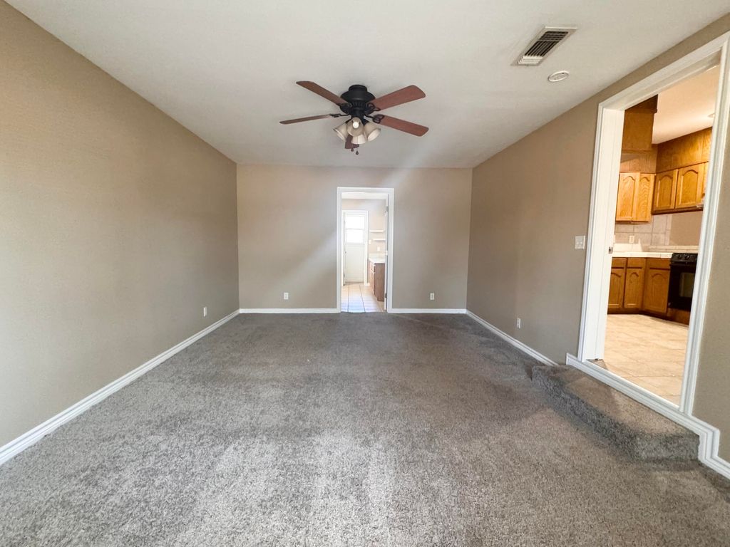 Image 6 of property listing at 2102 Live Oak Street, San Angelo, TX 76901