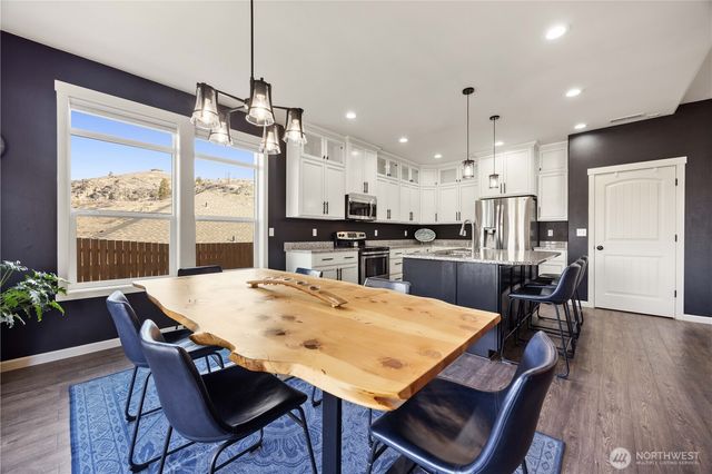 457 Whisper Place, Chelan, WA 98816