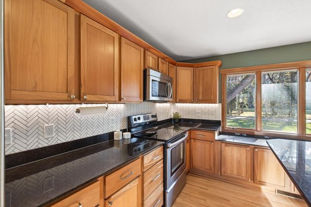 900 Sunset Drive S, Minnetonka, MN 55305