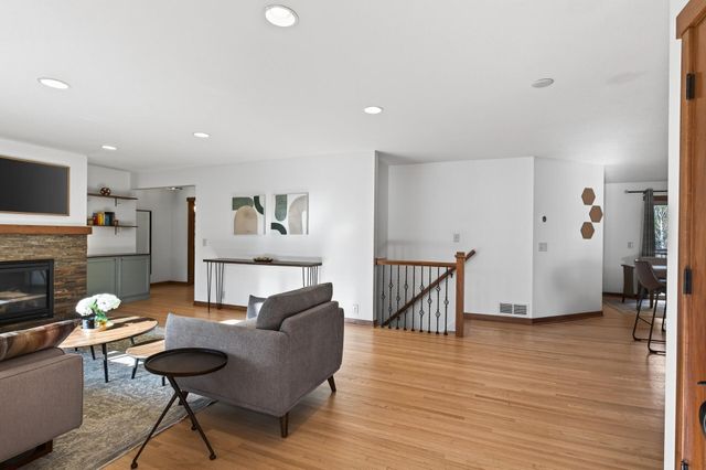 900 Sunset Drive S, Minnetonka, MN 55305