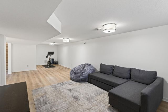 900 Sunset Drive S, Minnetonka, MN 55305