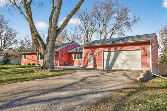 900 Sunset Drive S, Minnetonka, MN 55305