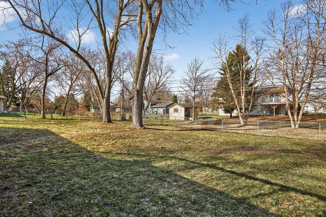 900 Sunset Drive S, Minnetonka, MN 55305