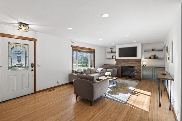 900 Sunset Drive S, Minnetonka, MN 55305