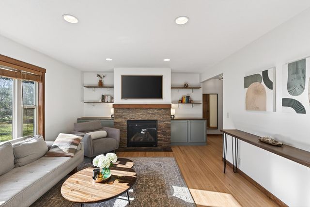 900 Sunset Drive S, Minnetonka, MN 55305