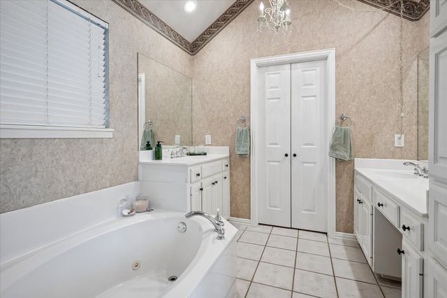 2701 Hidden Lake Drive, Grapevine, TX 76051