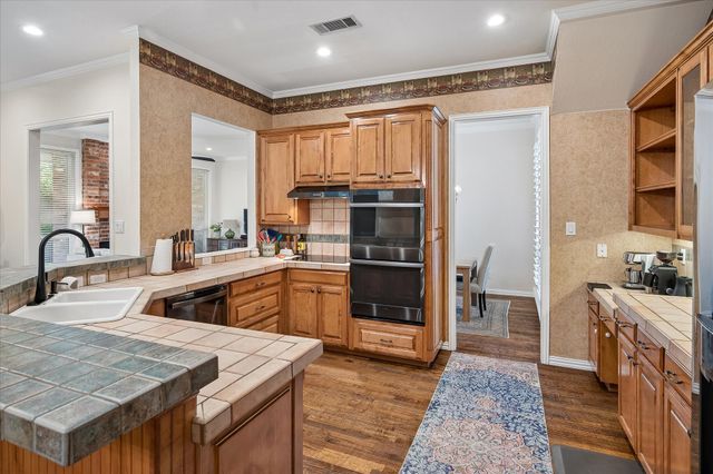 2701 Hidden Lake Drive, Grapevine, TX 76051
