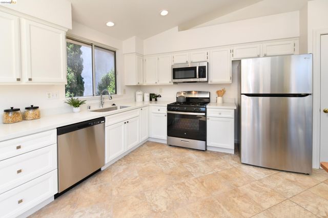 512 Burdick Dr, Bay Point, CA 94565