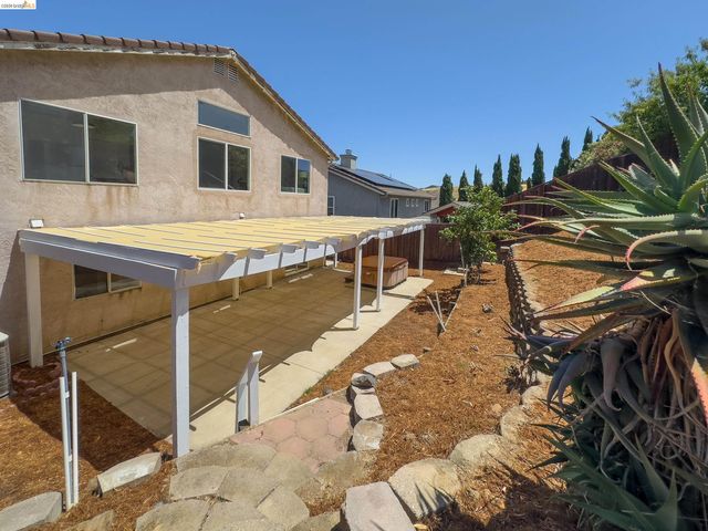 512 Burdick Dr, Bay Point, CA 94565