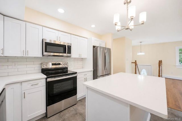 41 Madison Avenue, Amityville, NY 11701