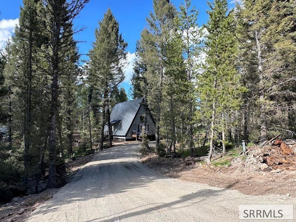 Image 2 of property listing at 2773 NE Sagehen Dr, Island Park, ID 83429