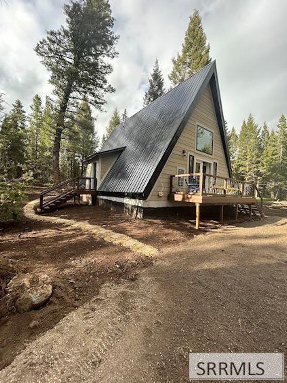 Image 4 of property listing at 2773 NE Sagehen Dr, Island Park, ID 83429