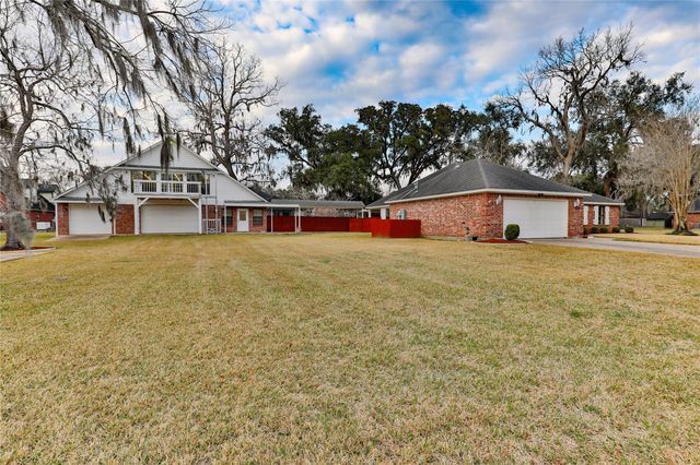 248 Wentworth Drive, West Columbia, TX 77486