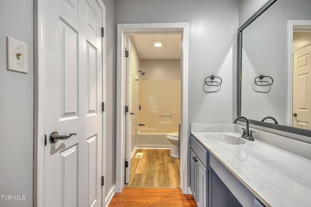 1201 East 8 Th Avenue 4, Johnson City, TN 37601