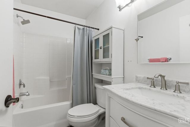 10420 W Victoria Falls Avenue, Bakersfield, CA 93312