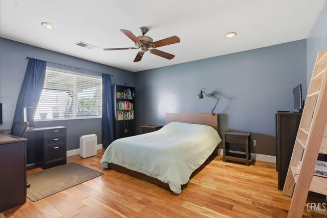 10420 W Victoria Falls Avenue, Bakersfield, CA 93312