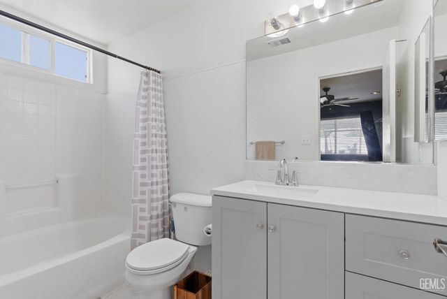 10420 W Victoria Falls Avenue, Bakersfield, CA 93312