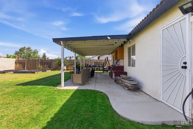 10420 W Victoria Falls Avenue, Bakersfield, CA 93312