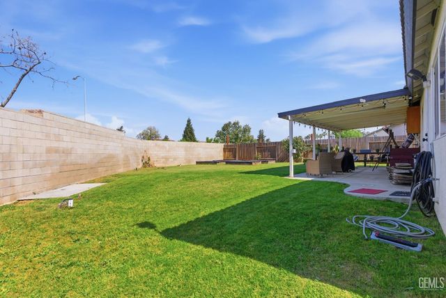 10420 W Victoria Falls Avenue, Bakersfield, CA 93312