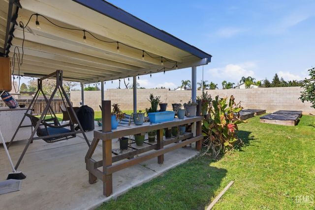 10420 W Victoria Falls Avenue, Bakersfield, CA 93312