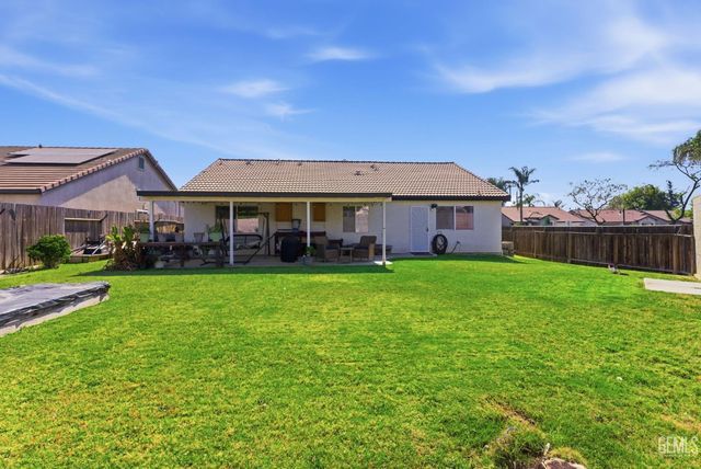 10420 W Victoria Falls Avenue, Bakersfield, CA 93312