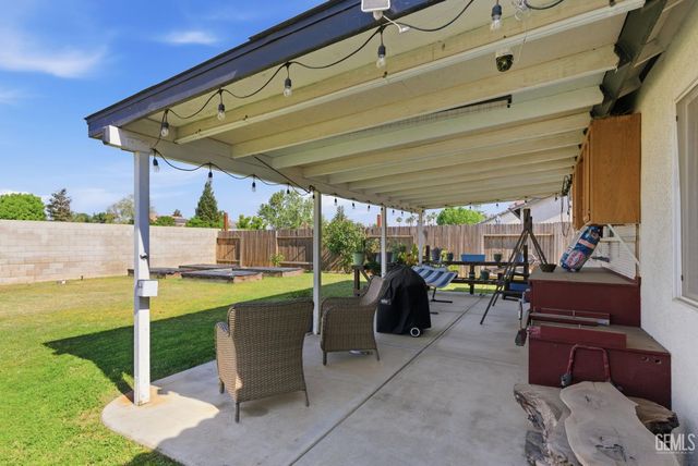 10420 W Victoria Falls Avenue, Bakersfield, CA 93312