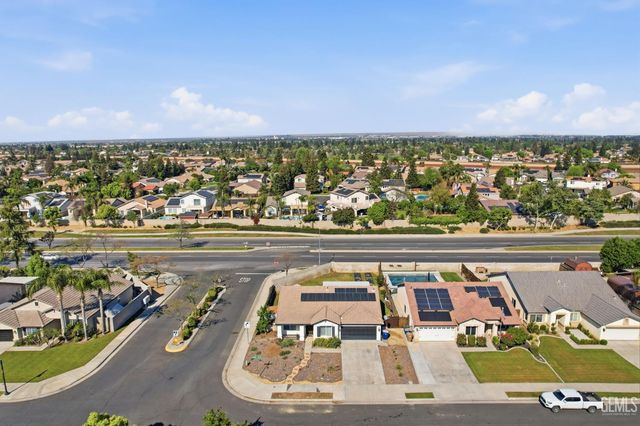 10420 W Victoria Falls Avenue, Bakersfield, CA 93312