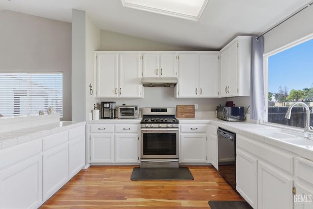 10420 W Victoria Falls Avenue, Bakersfield, CA 93312