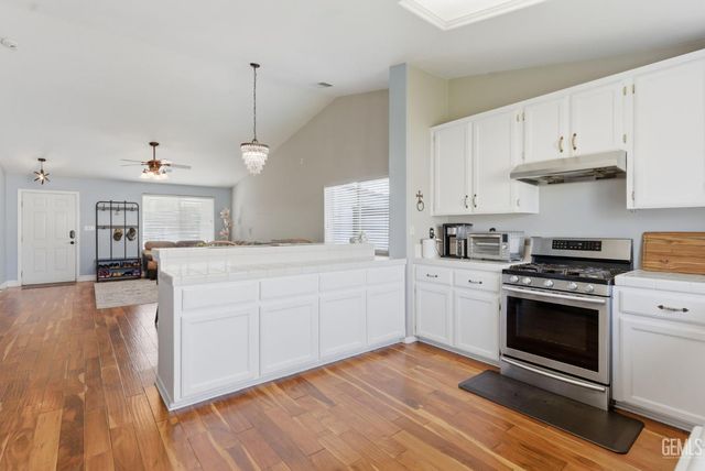 10420 W Victoria Falls Avenue, Bakersfield, CA 93312