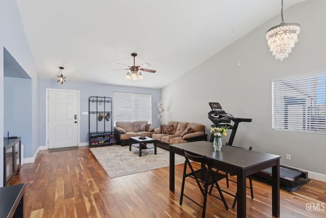 10420 W Victoria Falls Avenue, Bakersfield, CA 93312