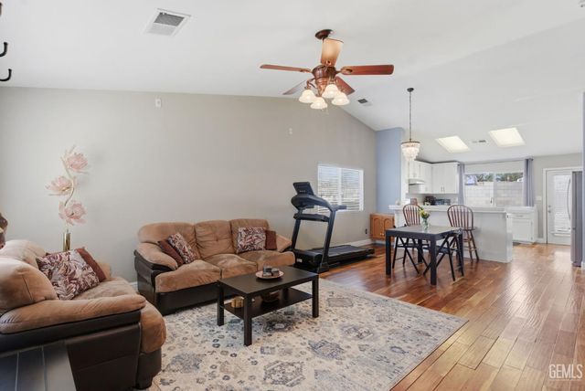 10420 W Victoria Falls Avenue, Bakersfield, CA 93312