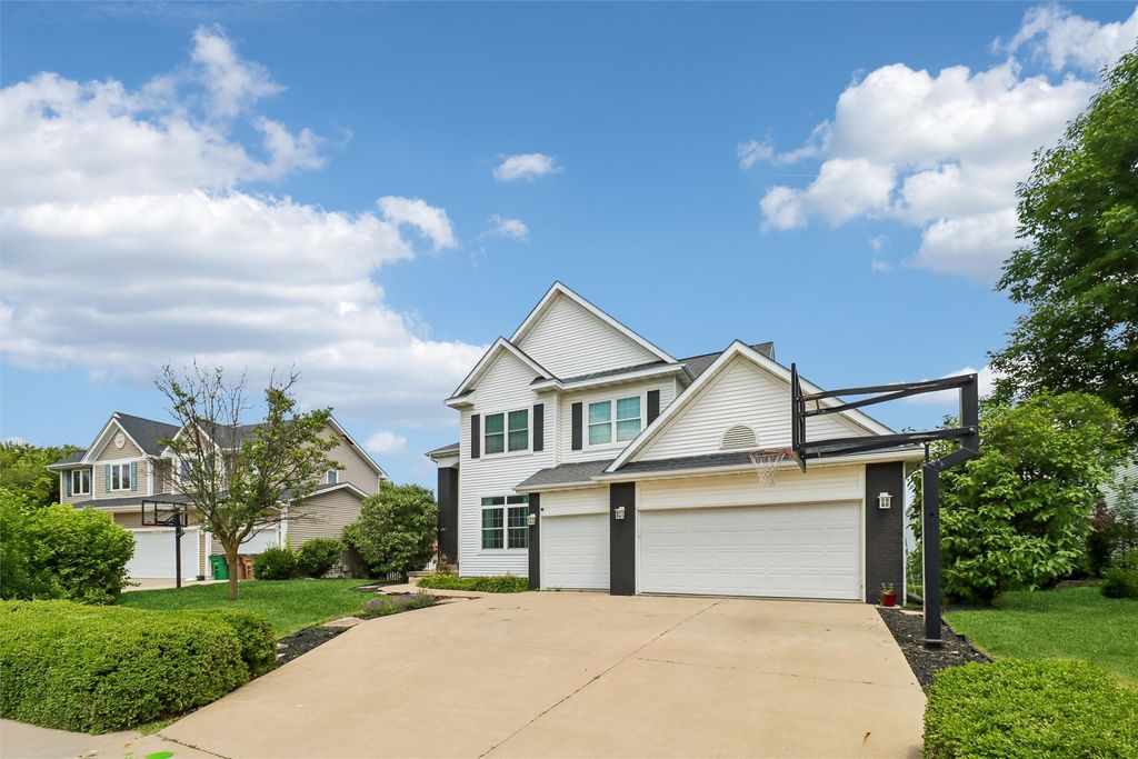 531 77th Street, West Des Moines, IA 50266
