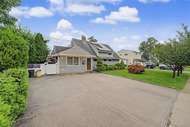 210 Spindle Road, Hicksville, NY 11801
