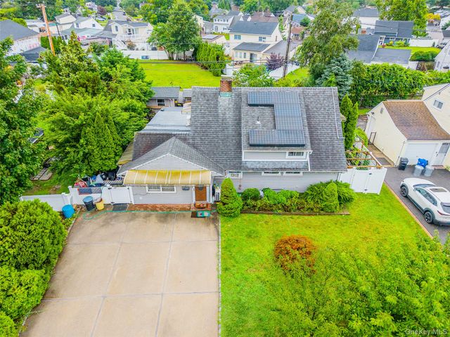 210 Spindle Road, Hicksville, NY 11801