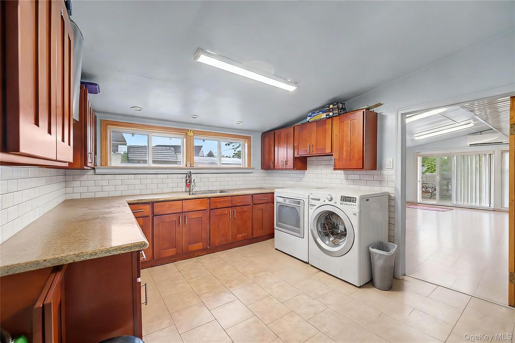 210 Spindle Road, Hicksville, NY 11801 — photo 4