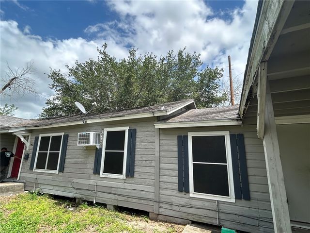 1152 E 4th St, Alice, TX 78332