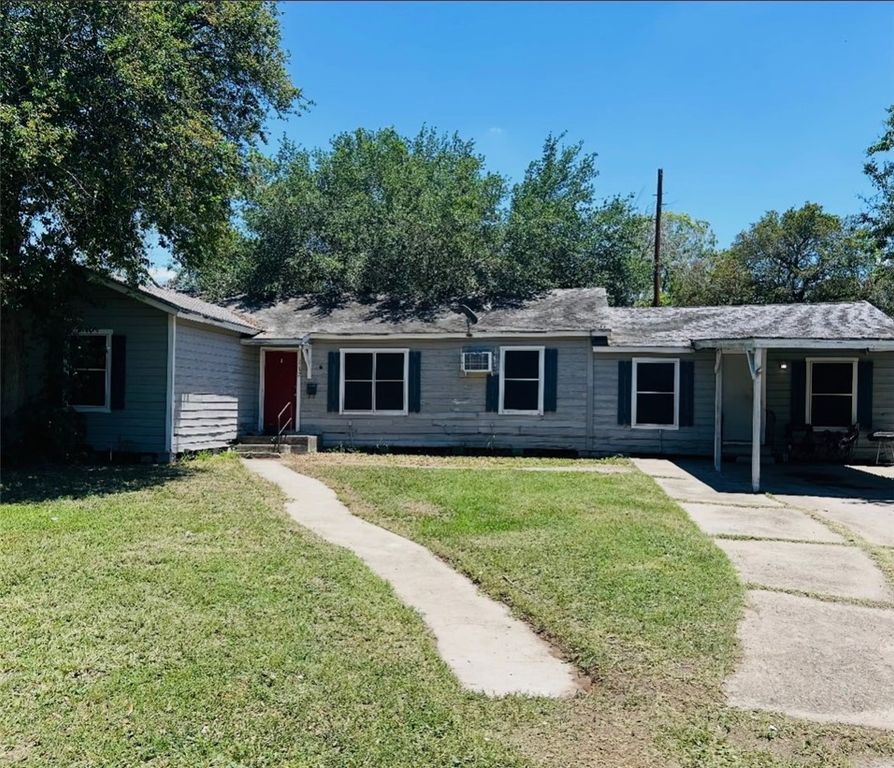 1152 E 4th St, Alice, TX 78332