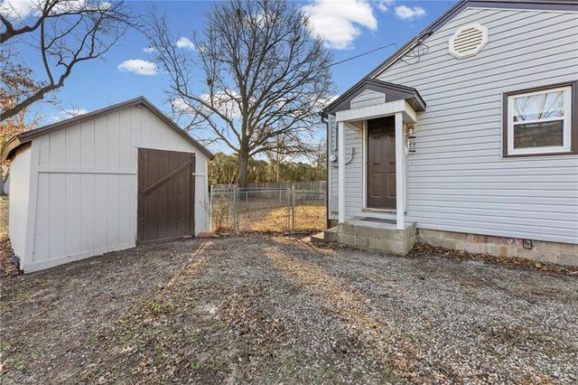 909 S Maple Street, Ottawa, KS 66067