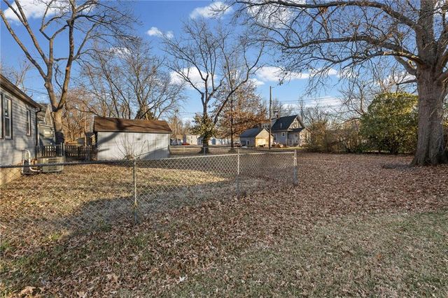 909 S Maple Street, Ottawa, KS 66067