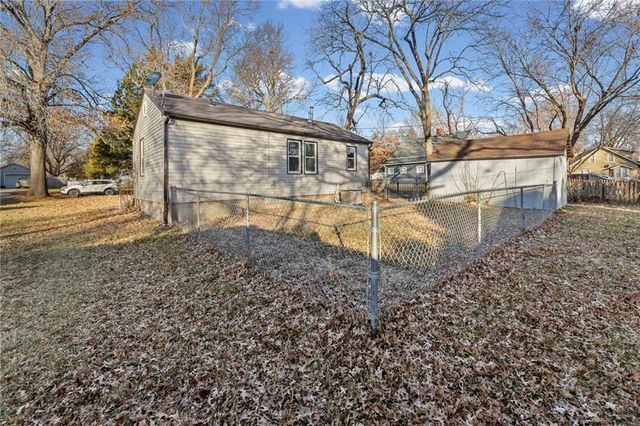 909 S Maple Street, Ottawa, KS 66067