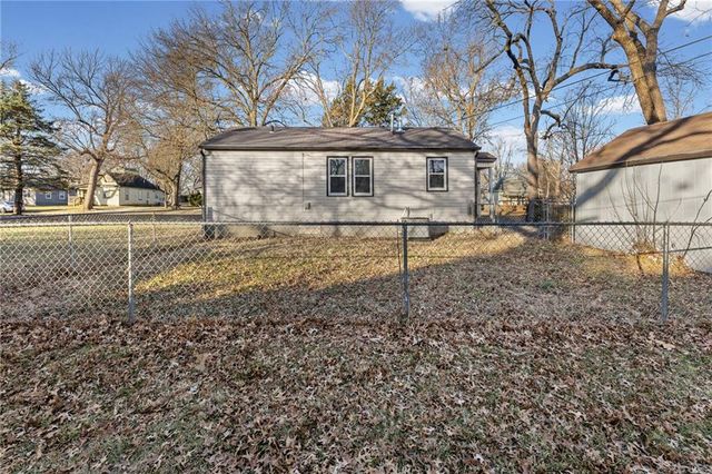 909 S Maple Street, Ottawa, KS 66067