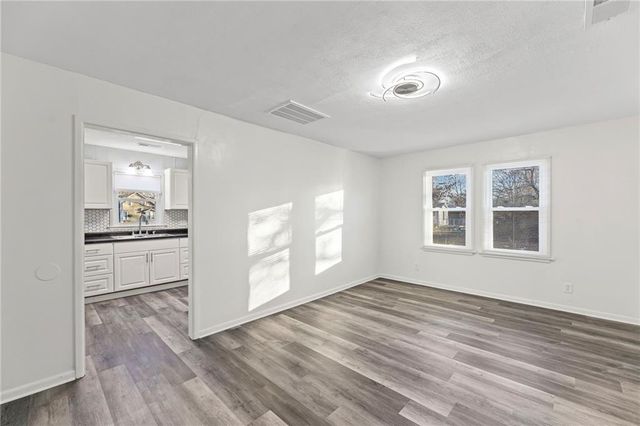 909 S Maple Street, Ottawa, KS 66067