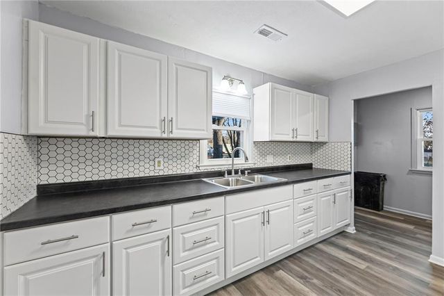 909 S Maple Street, Ottawa, KS 66067