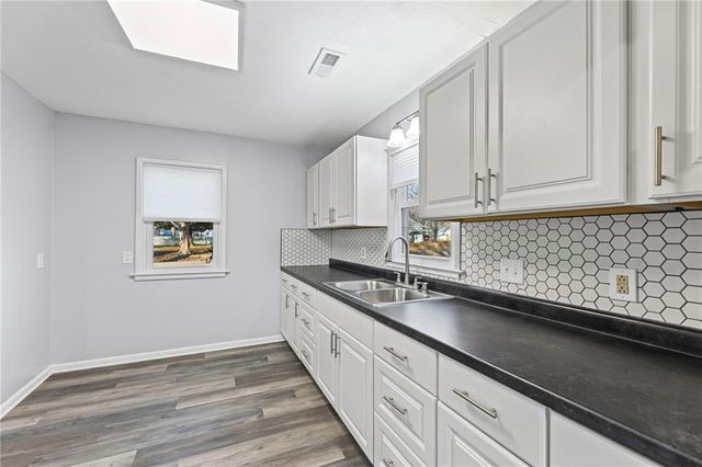 909 S Maple Street, Ottawa, KS 66067