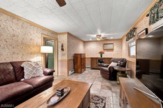 9 Melrose Ave, West Milford Twp., NJ 07421