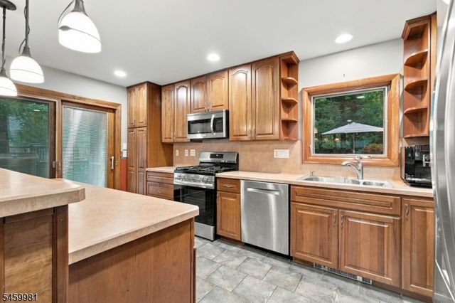 9 Melrose Ave, West Milford Twp., NJ 07421